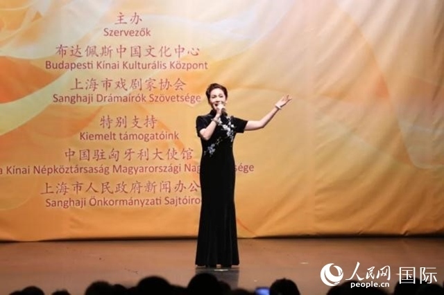 “玉蘭花開·魅力上?！弊哌M(jìn)布達(dá)佩斯。葉辰亮攝