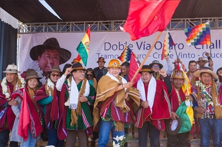 奧魯羅公路項(xiàng)目開工儀式現(xiàn)場，?？偨y(tǒng)路易斯·阿爾塞宣布項(xiàng)目開工。中國中鐵供圖