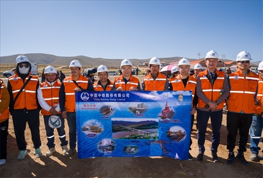 奧魯羅公路項(xiàng)目開工儀式現(xiàn)場，中國中鐵員工代表合影。中國中鐵供圖