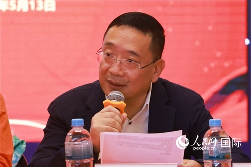 巴西文協(xié)主席上官建峰在座談會上致辭。人民網(wǎng)記者 陳海琪攝