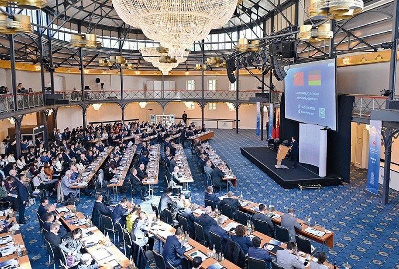 2024“投資中國(guó)”系列活動(dòng)德國(guó)專場(chǎng)4月5日在巴登—符滕堡州首府斯圖加特市舉行，活動(dòng)吸引德國(guó)工商界代表超300人參加。圖為當(dāng)日拍攝的活動(dòng)現(xiàn)場(chǎng)。 新華社記者 任鵬飛/攝