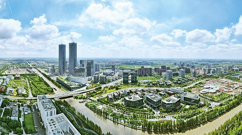 建立全國(guó)第一個(gè)國(guó)際貿(mào)易“單一窗口”，開設(shè)全國(guó)第一批自由貿(mào)易賬戶，設(shè)立全國(guó)第一家外商獨(dú)資醫(yī)院、第一家外商獨(dú)資公募基金公司、第一家外商獨(dú)資汽車制造企業(yè)……中國(guó)（上海）自由貿(mào)易試驗(yàn)區(qū)掛牌以來，誕生了若干個(gè)“全國(guó)第一”，在制造業(yè)、金融業(yè)等數(shù)十個(gè)開放領(lǐng)域，實(shí)現(xiàn)一批全國(guó)首創(chuàng)項(xiàng)目落地。圖為上海自貿(mào)區(qū)張江片區(qū)（2023年9月10日攝，無人機(jī)照片）。 新華社記者 方喆/攝