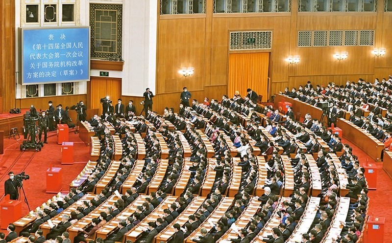 2023年3月10日，十四屆全國(guó)人大一次會(huì)議在北京人民大會(huì)堂舉行第三次全體會(huì)議，表決通過了關(guān)于國(guó)務(wù)院機(jī)構(gòu)改革方案的決定。圖為會(huì)議現(xiàn)場(chǎng)。 新華社記者 岳月偉/攝