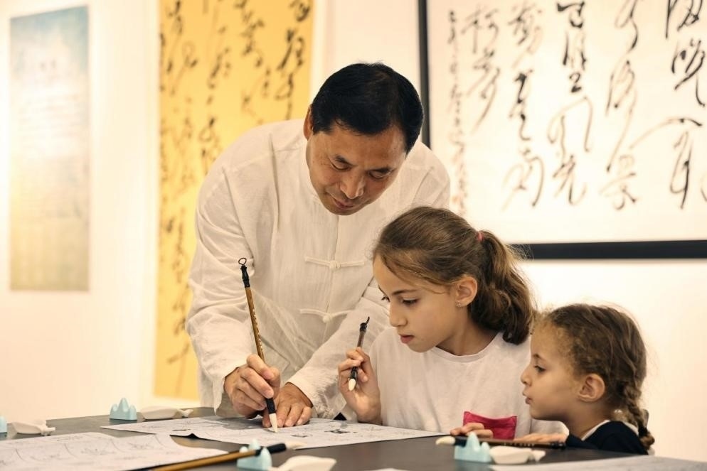 中國書法老師帶領現場觀眾體驗書法。拉巴特中國文化中心供圖