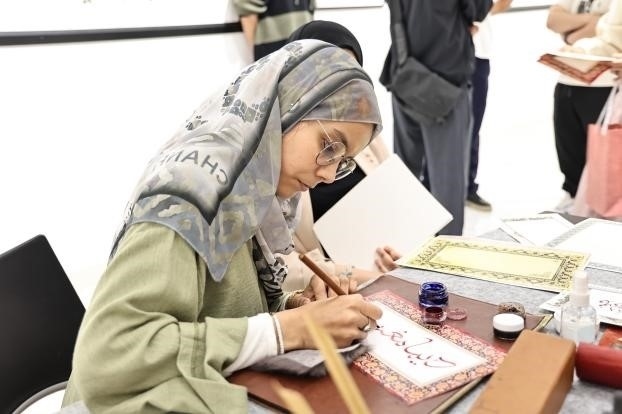 摩洛哥書法老師正在創(chuàng)作。拉巴特中國文化中心供圖