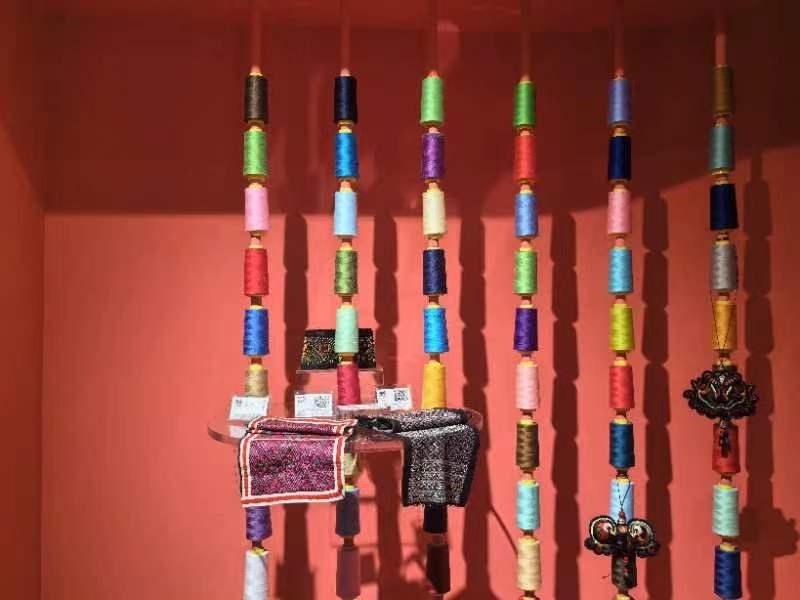 貴州省民族博物館內(nèi)展示的色彩斑斕的苗繡原材料及繡片（2024年4月27日攝）。新華社記者 楊欣 攝