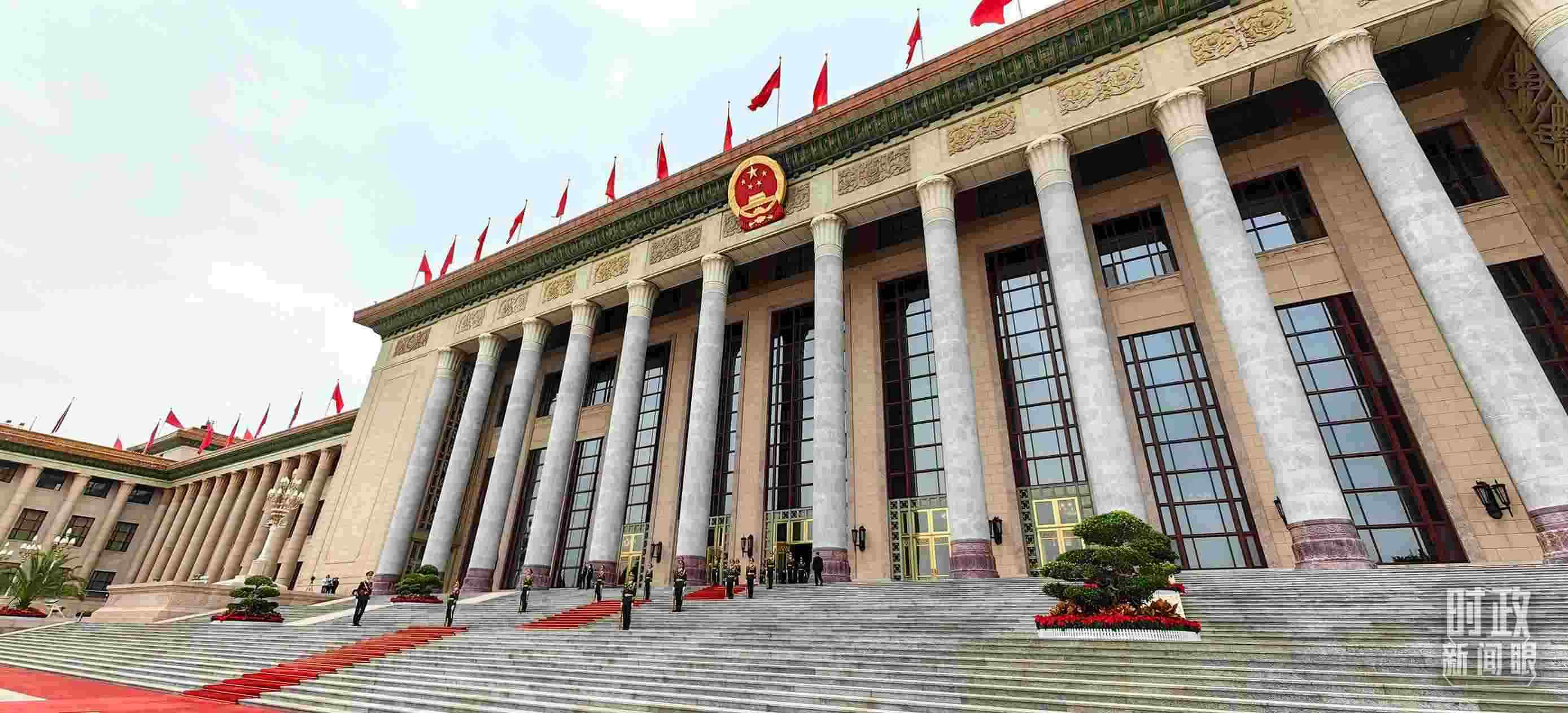 △人民大會(huì)堂東門(mén)外廣場(chǎng)。（總臺(tái)央視記者段德文拍攝）