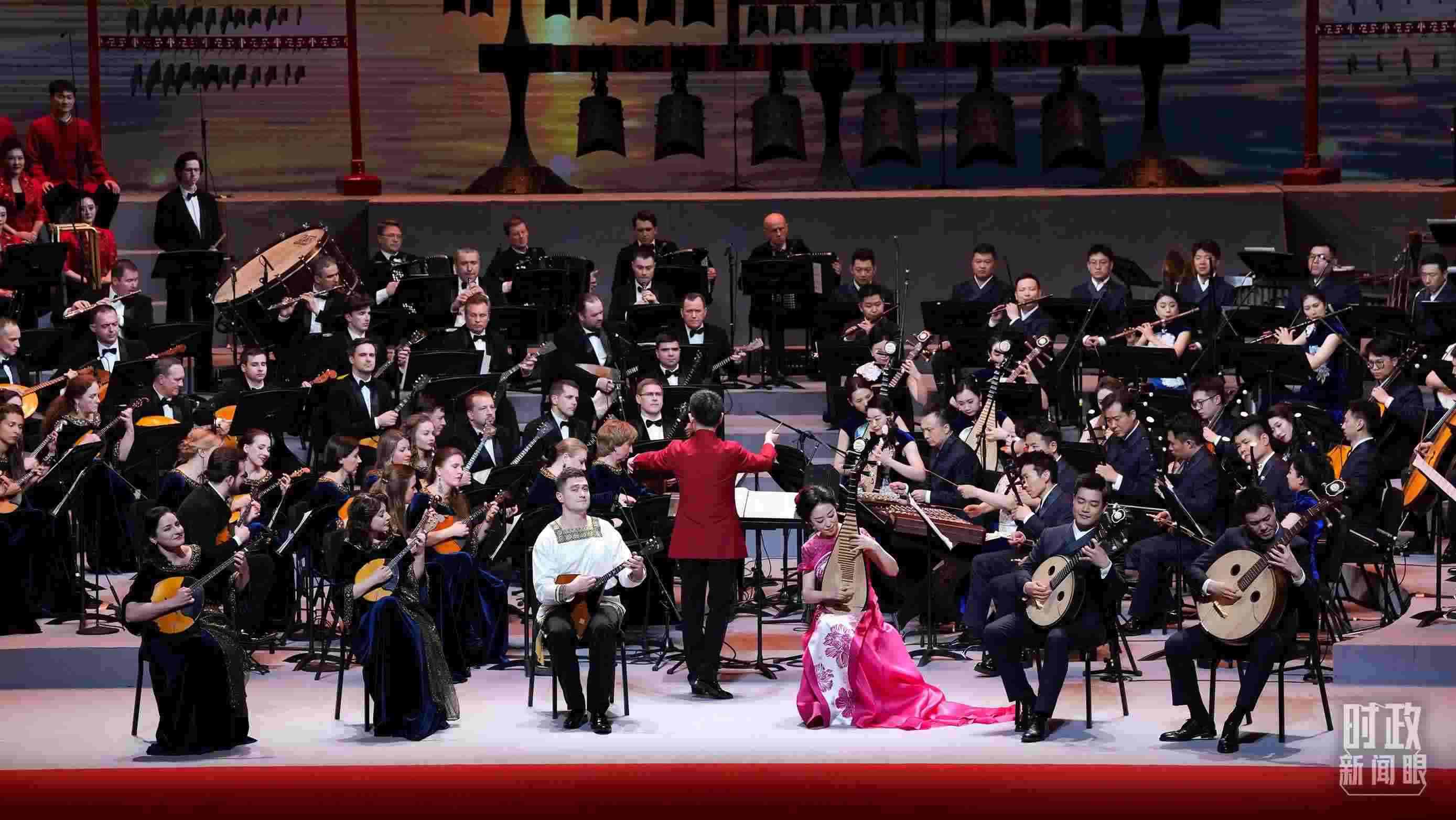 △前來(lái)參加音樂(lè)會(huì)的中俄藝術(shù)家匯聚一堂。（總臺(tái)央視記者李增仁、國(guó)廣記者李晉拍攝）