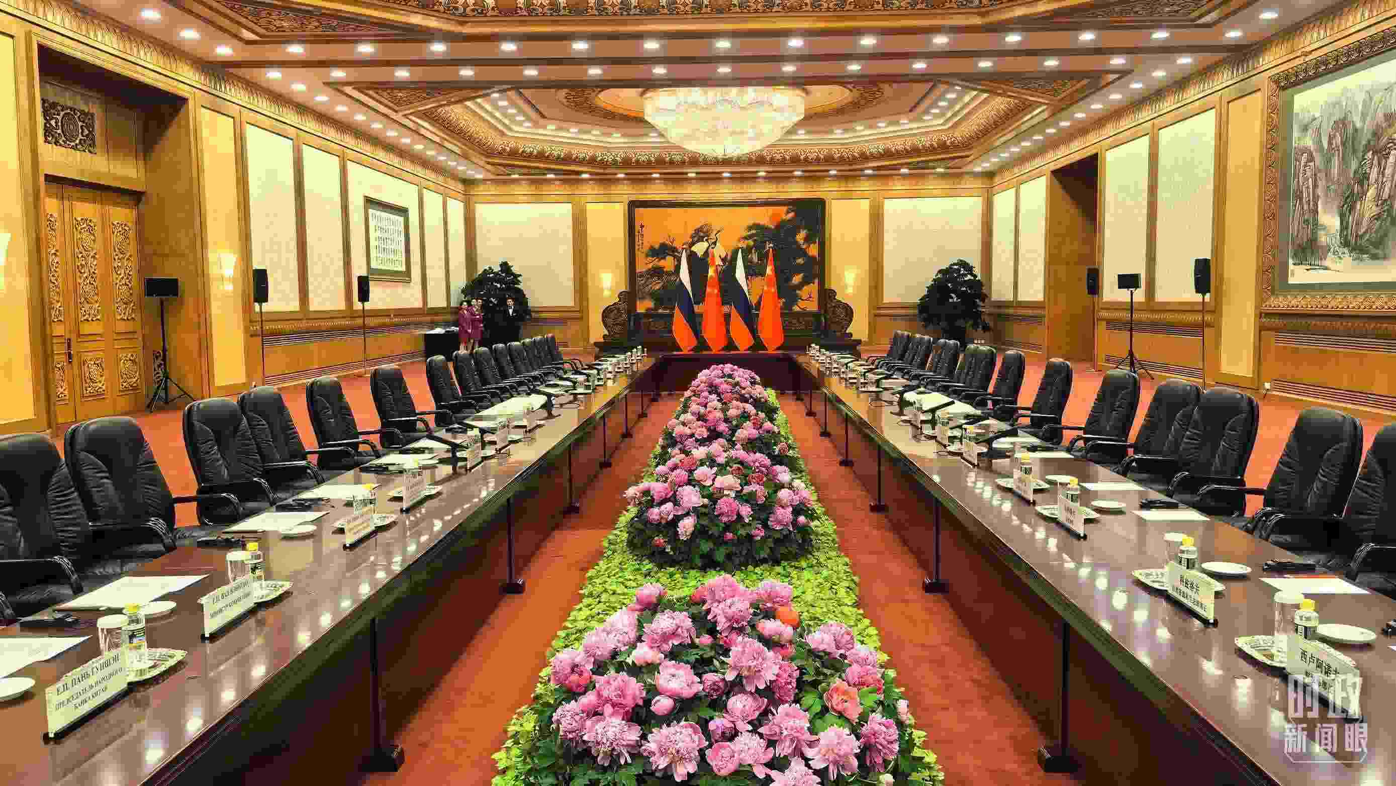 △中俄兩國(guó)元首隨后主持大范圍會(huì)談，這是會(huì)談開(kāi)始前的現(xiàn)場(chǎng)。（總臺(tái)央視記者鄂介甫拍攝）