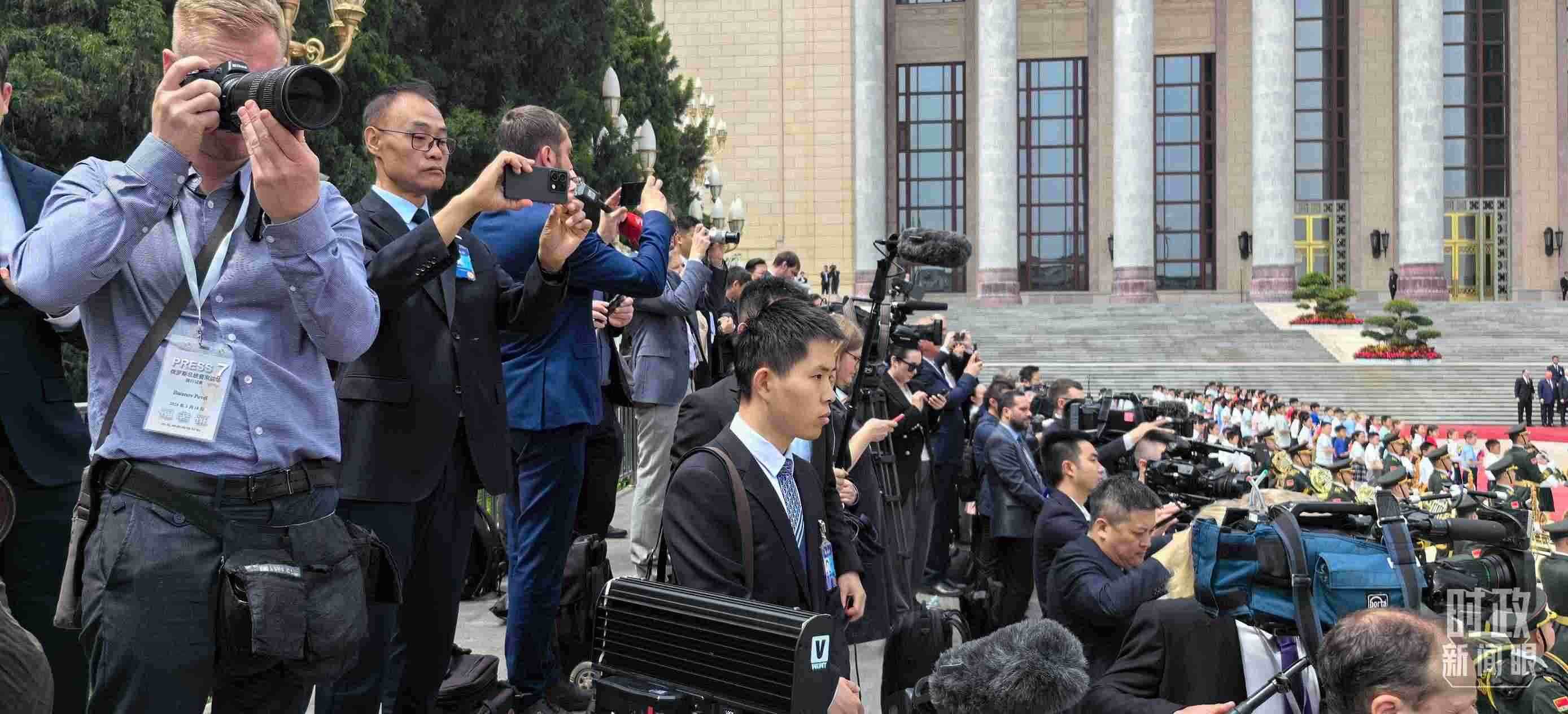 △當(dāng)天參與現(xiàn)場(chǎng)報(bào)道的中外記者。（總臺(tái)央視記者楊波、王子杭拍攝）