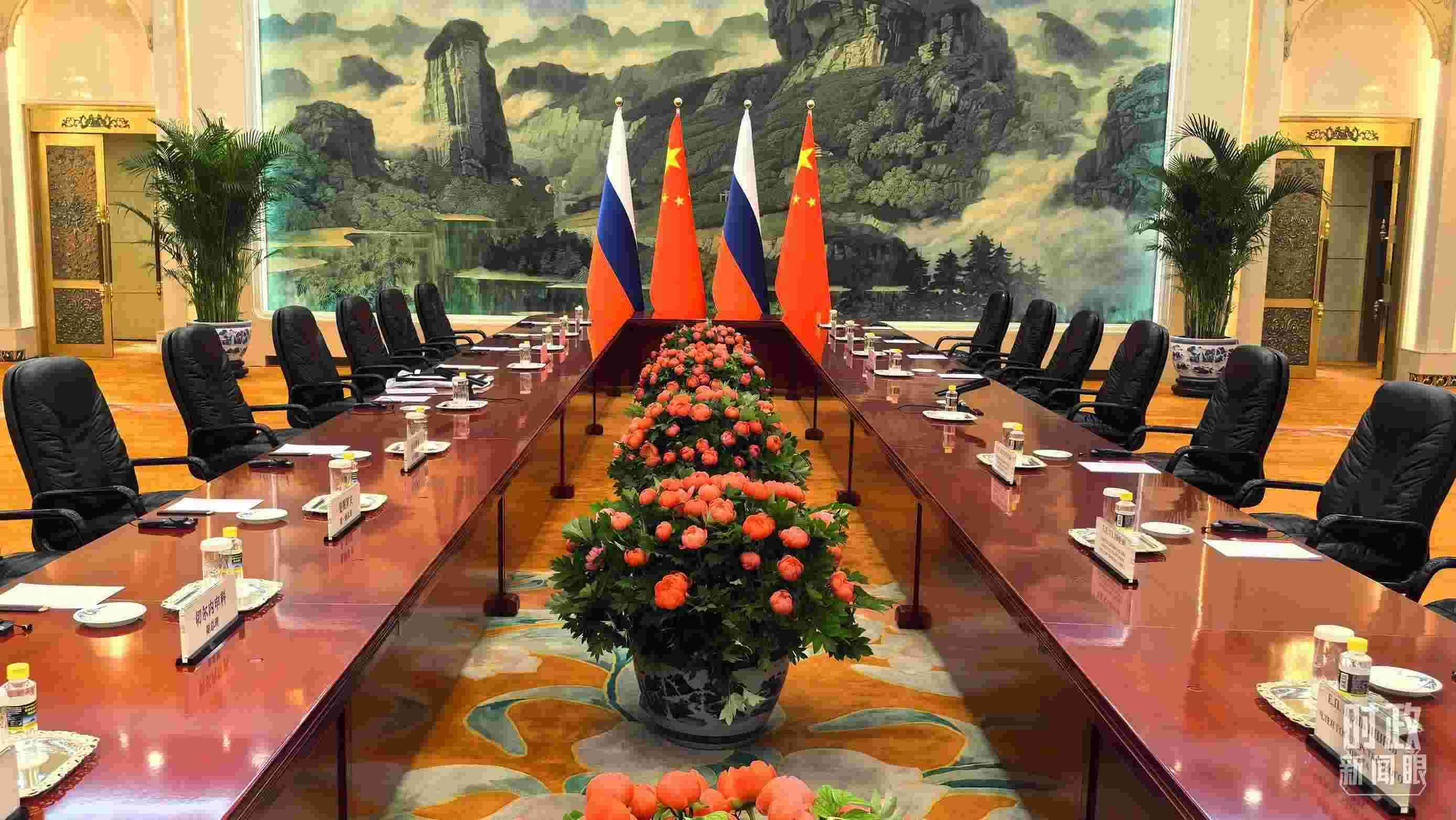 △中俄兩國(guó)元首首先舉行小范圍會(huì)談，這是會(huì)談開(kāi)始前的現(xiàn)場(chǎng)。（總臺(tái)央視記者鄂介甫拍攝）