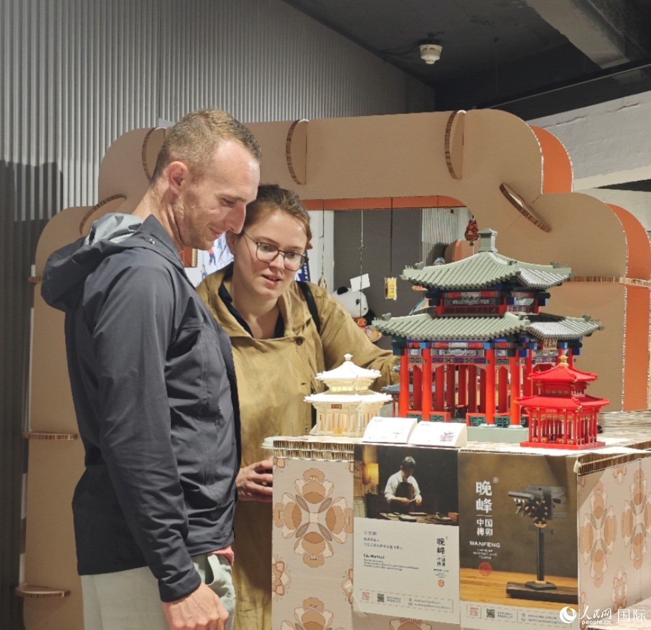 英國觀眾在欣賞中國傳統(tǒng)榫卯結(jié)構(gòu)建筑模型。邢雪攝