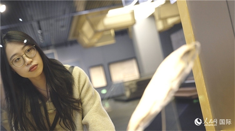 尹怡然在殷墟博物館新館參觀。人民網(wǎng)記者 劉寧攝