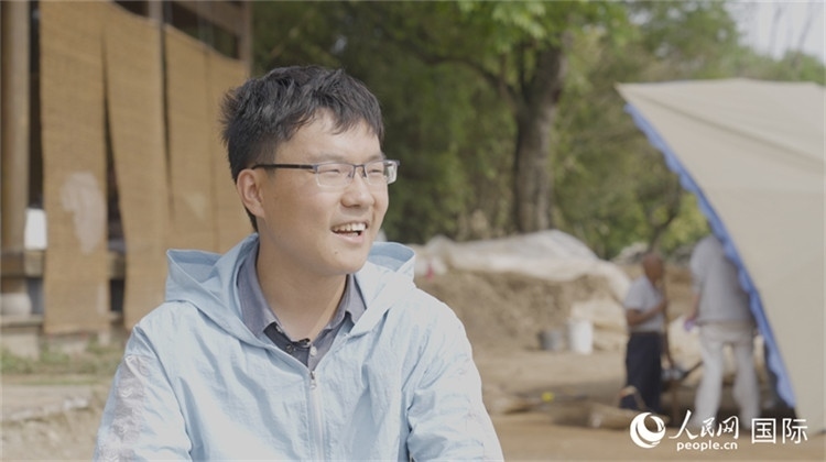 四川省文物考古研究院館員許丹陽(yáng)接受人民網(wǎng)采訪。人民網(wǎng)記者 張榮攝