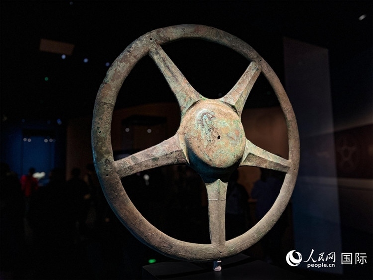 三星堆博物館中展出的太陽(yáng)輪。人民網(wǎng)記者 羨江楠攝