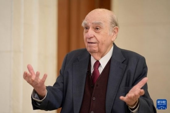  5月17日，烏拉圭前總統(tǒng)胡利奧·瑪麗亞·桑吉內(nèi)蒂在蒙得維的亞接受新華社記者專訪。新華社發(fā)（尼古拉斯·塞拉亞攝）