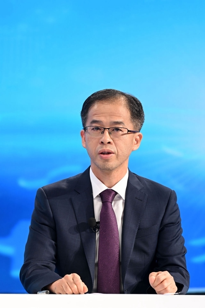 商務(wù)部政研室副主任丁維順在“中國經(jīng)濟(jì)圓桌會(huì)”錄制現(xiàn)場交流發(fā)言。新華社記者 金良快 攝