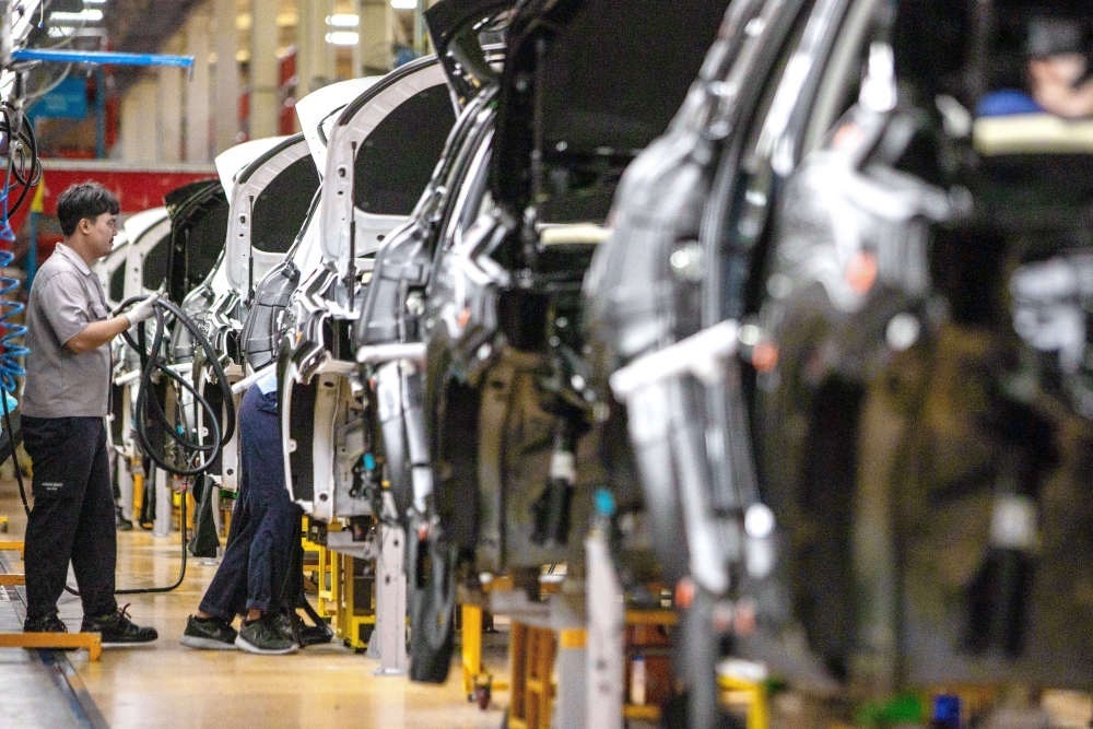 2023年9月7日，在位于泰國春武里府的上汽正大公司汽車工廠，工人在生產(chǎn)車間內(nèi)工作。新華社記者 王騰 攝