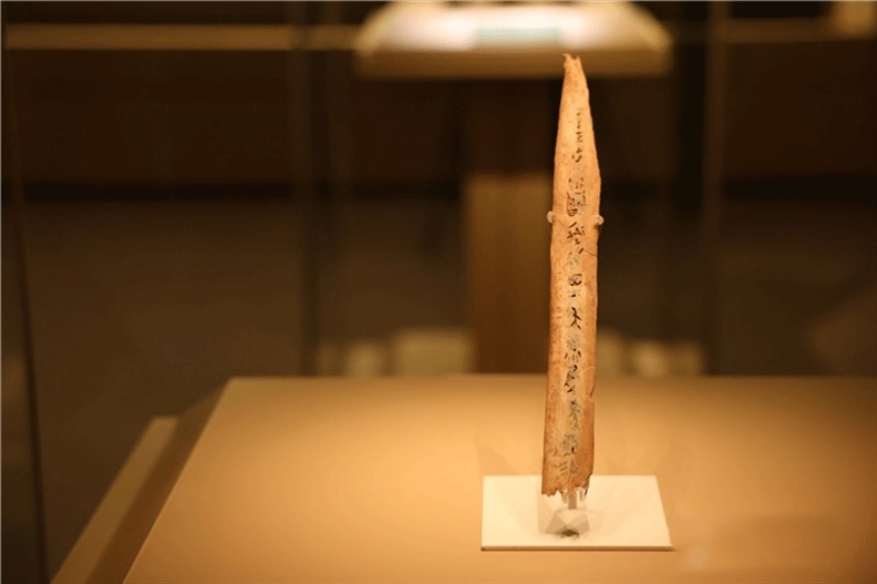 △殷墟博物館新館中展有我國博物館現(xiàn)存唯一一件文字鑲嵌綠松石甲骨。