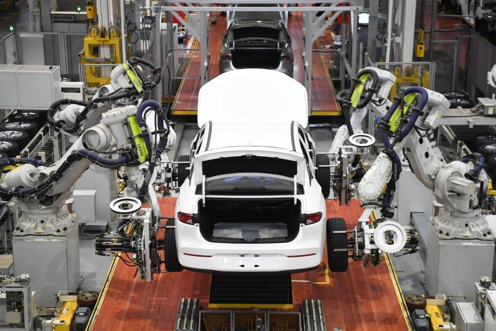 這是2024年4月24日拍攝的廣州廣汽埃安新能源汽車的全自動(dòng)化輪胎安裝工作站。新華社記者 鄧華 攝