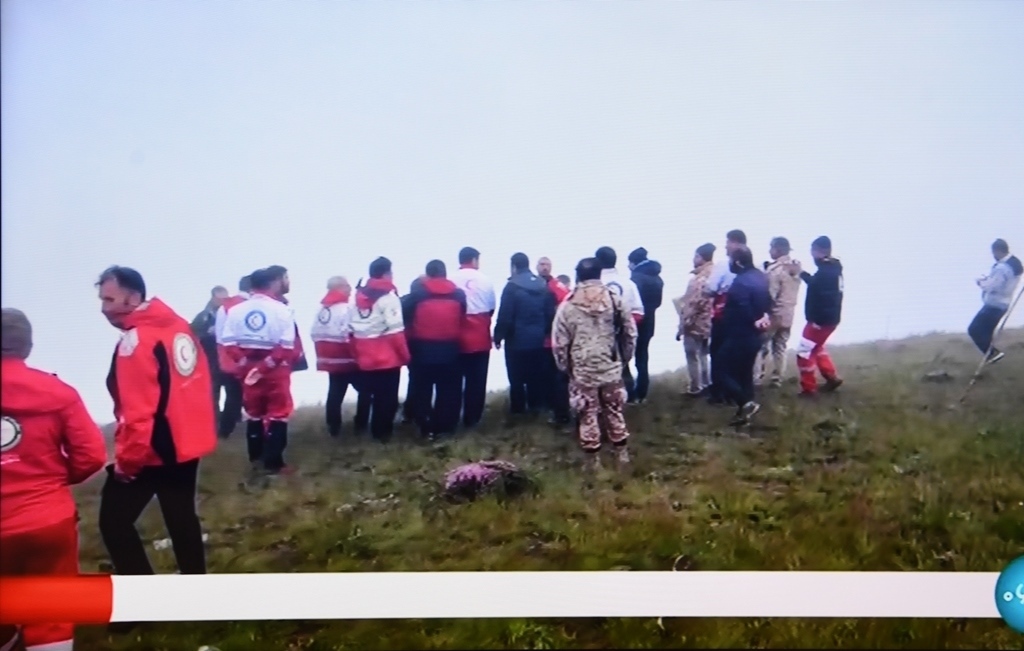 據(jù)伊朗邁赫爾通訊社5月20日?qǐng)?bào)道，伊朗總統(tǒng)萊希在直升機(jī)事故中遇難。這是5月20日拍攝的伊朗國家電視臺(tái)播放的救援人員抵達(dá)事故現(xiàn)場的畫面。 新華社記者 沙達(dá)提 攝