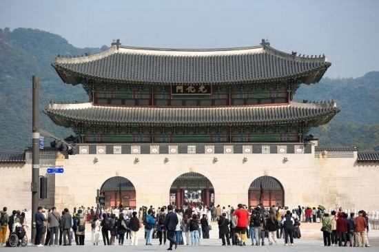 2023年10月18日，游客在韓國首爾光化門參觀。新華社記者王益亮攝