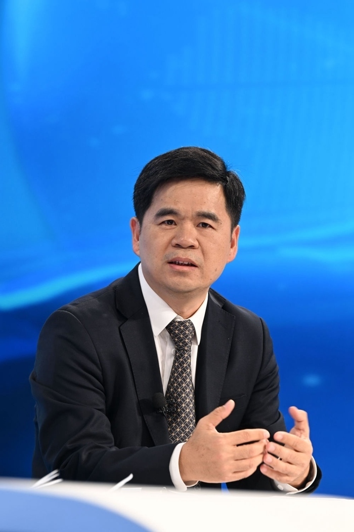 工業(yè)和信息化部運(yùn)行監(jiān)測協(xié)調(diào)局副局長何海林在“中國經(jīng)濟(jì)圓桌會(huì)”錄制現(xiàn)場交流發(fā)言。新華社記者 金良快 攝