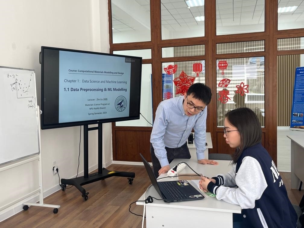 2024年4月，西北工業(yè)大學(xué)材料學(xué)院劉哲教授在西北工業(yè)大學(xué)哈薩克斯坦分校授課。（西北工業(yè)大學(xué)供圖）