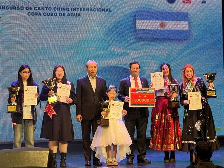 圖為中國駐阿根廷大使王衛(wèi)、阿根廷華文教育基金會(huì)會(huì)長劉芳勇為五名“金獎(jiǎng)”選手頒獎(jiǎng)(阿根廷拉普拉塔國立大學(xué)孔子學(xué)院供圖)