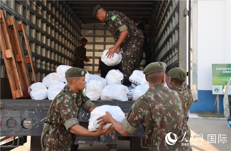 里約加利昂空軍基地，軍人在將捐贈物資裝車。人民網(wǎng)記者 時元皓攝