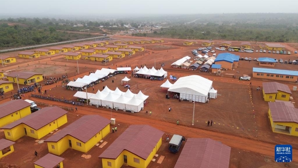 這是2023年12月16日在科特迪瓦北部城鎮(zhèn)費(fèi)爾凱塞杜古以北拍攝的旱港移民新村（無人機(jī)照片）。新華社發(fā)（中成股份科特迪瓦分公司供圖）