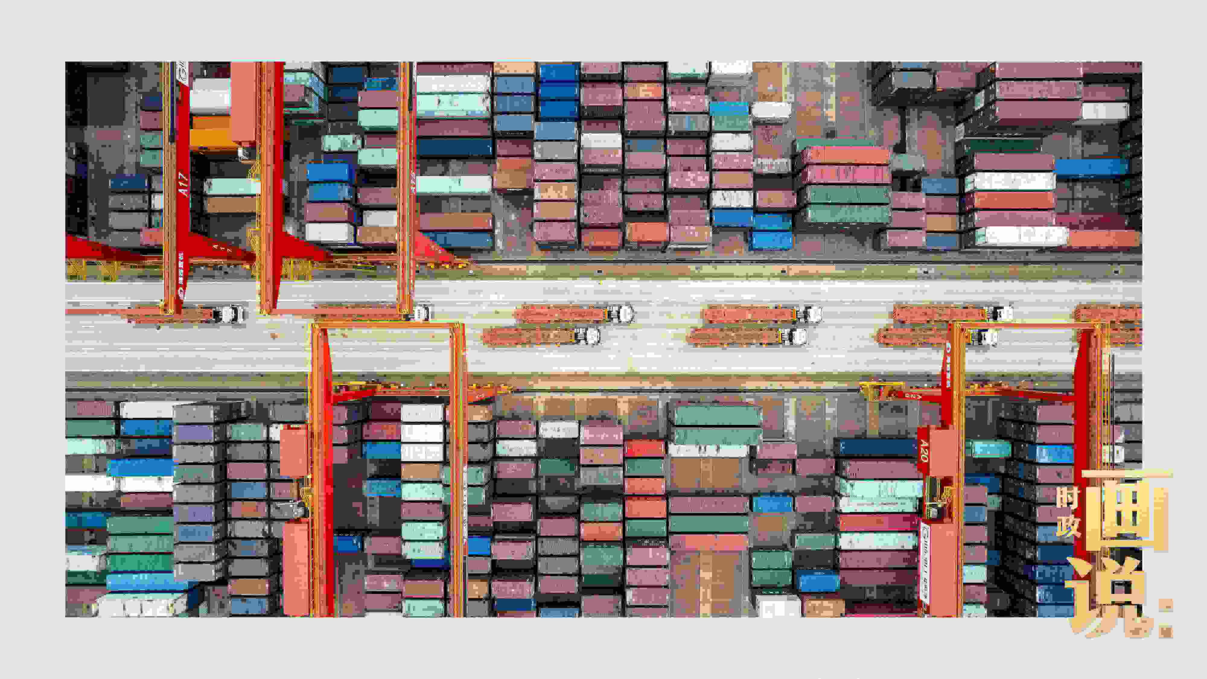 △相比于傳統(tǒng)碼頭，智慧、綠色的全自動化集裝箱碼頭單機(jī)效率可提升50%，綜合成本降低70％，人力成本下降80%，每年可削減碳排放9720噸。