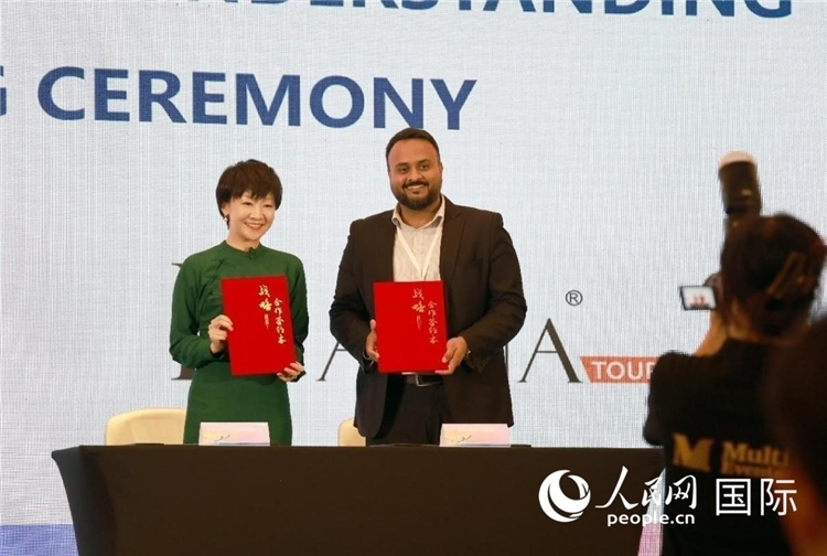 三亞與迪拜當?shù)芈眯猩绾炇鸷献鲄f(xié)議。人民網(wǎng)記者管克江攝