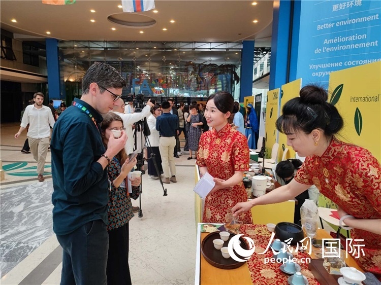 與會嘉賓在中國展臺品茶。 人民網(wǎng)記者 謝亞宏攝