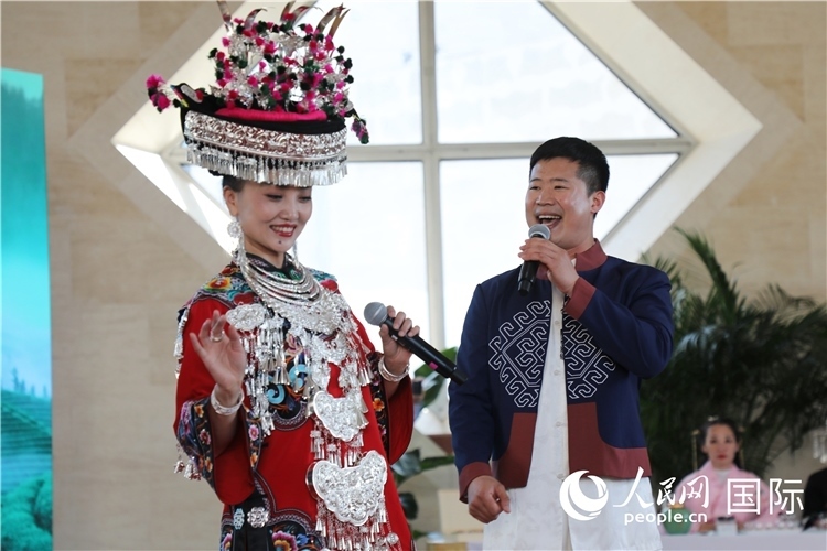 2、來自湖北的歌唱家演唱民族歌曲。 人民網(wǎng)記者 李志偉攝