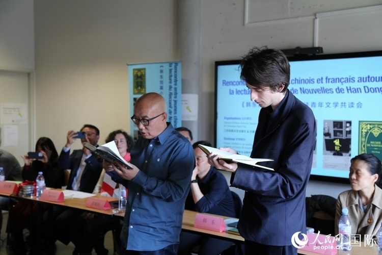 法國學(xué)子與作家韓東共讀小說選段。人民網(wǎng)記者 于超凡攝