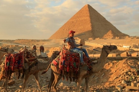 1月24日，商販騎駱駝離開(kāi)埃及吉薩金字塔景區(qū)。新華社記者 隋先凱 攝