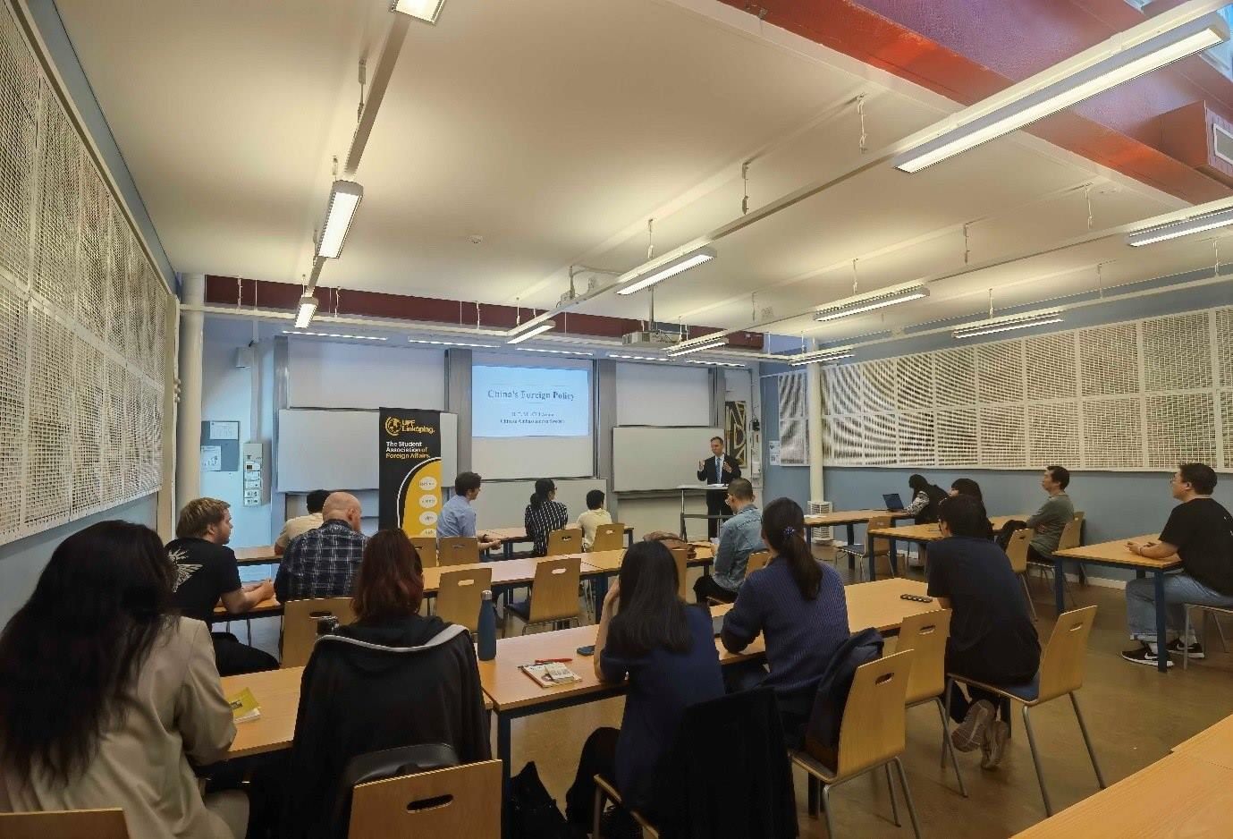 中國駐瑞典大使崔愛民與同學(xué)們互動(dòng)并回答問題。中國駐瑞典大使館供圖