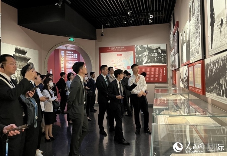 創(chuàng)價(jià)學(xué)會(huì)青年代表團(tuán)成員在中國(guó)人民抗日戰(zhàn)爭(zhēng)紀(jì)念館參觀。人民網(wǎng)記者 陳思攝