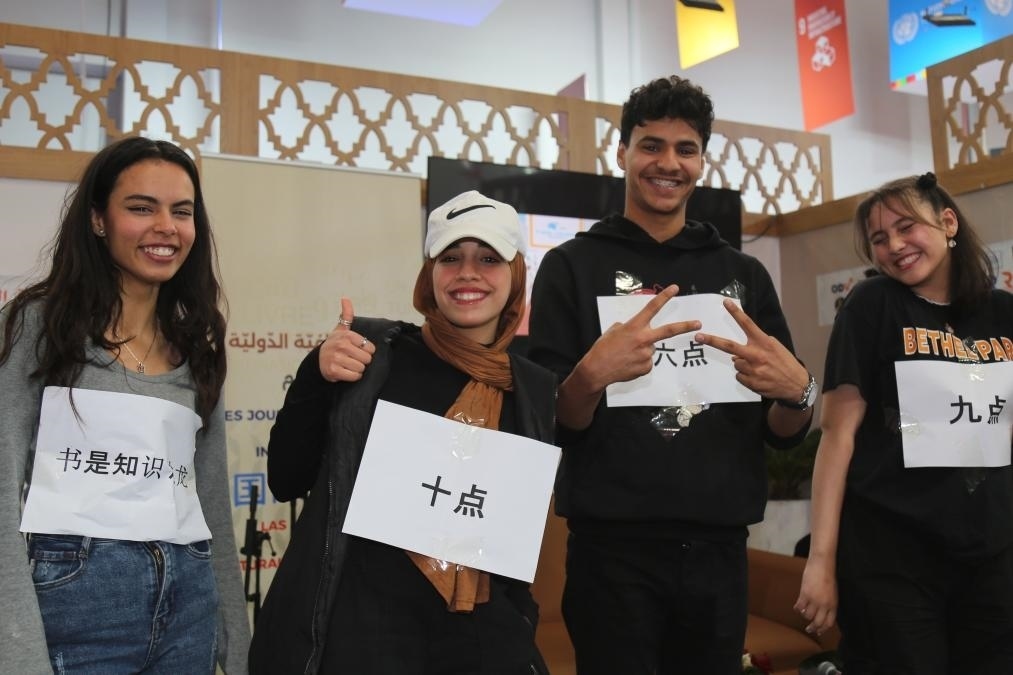 2024年4月24日，突尼斯高中生在首都突尼斯市舉辦的突尼斯國際書展上表演漢語節(jié)目。新華社發(fā)（阿代爾攝）