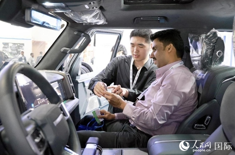 客戶在了解中國產(chǎn)汽車。人民網(wǎng)記者 管克江攝