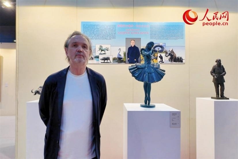 俄羅斯人民藝術(shù)家、俄羅斯美協(xié)主席安德烈·科瓦爾丘克正在接受人民網(wǎng)的采訪。人民網(wǎng)記者 劉微攝