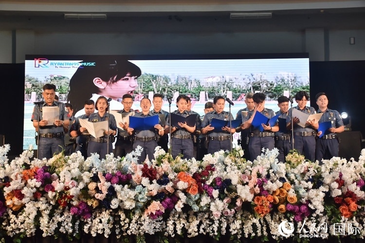 邦板牙省警察局學(xué)員在結(jié)業(yè)典禮上表演合唱。人民網(wǎng)記者 樊帆攝
