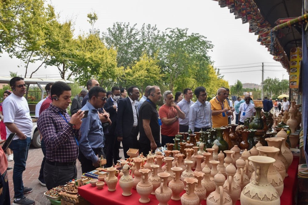 2023年5月31日，阿拉伯國家聯(lián)盟代表團一行在新疆喀什古城參觀訪問。新華社記者 高晗 攝