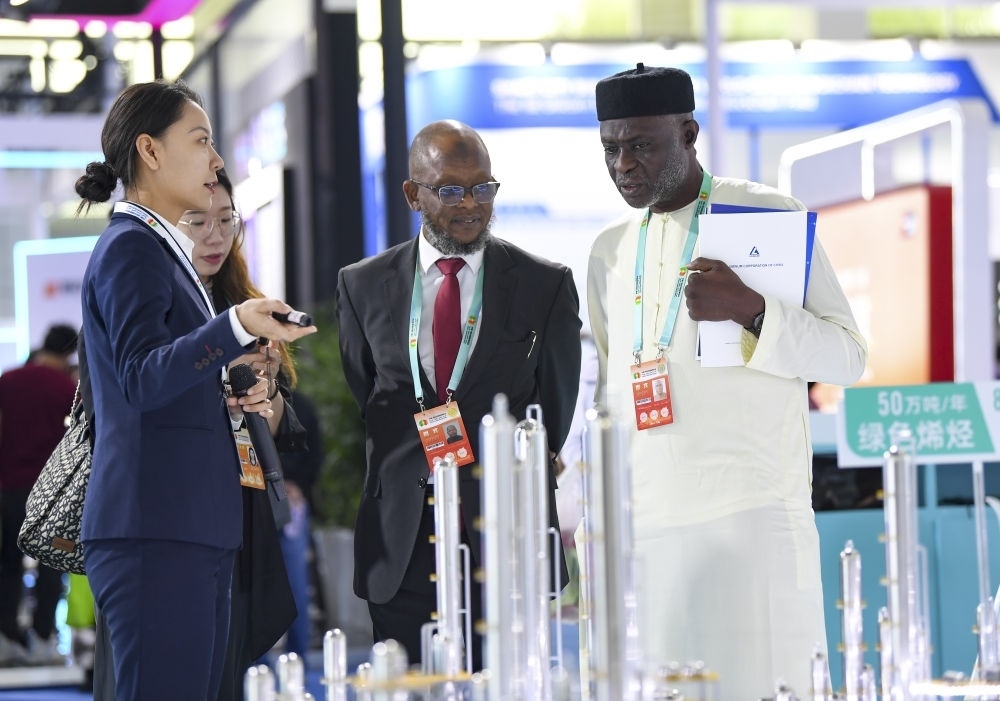 2023年9月22日，嘉賓在第六屆中阿博覽會上了解清潔能源項目。新華社記者 馮開華 攝
