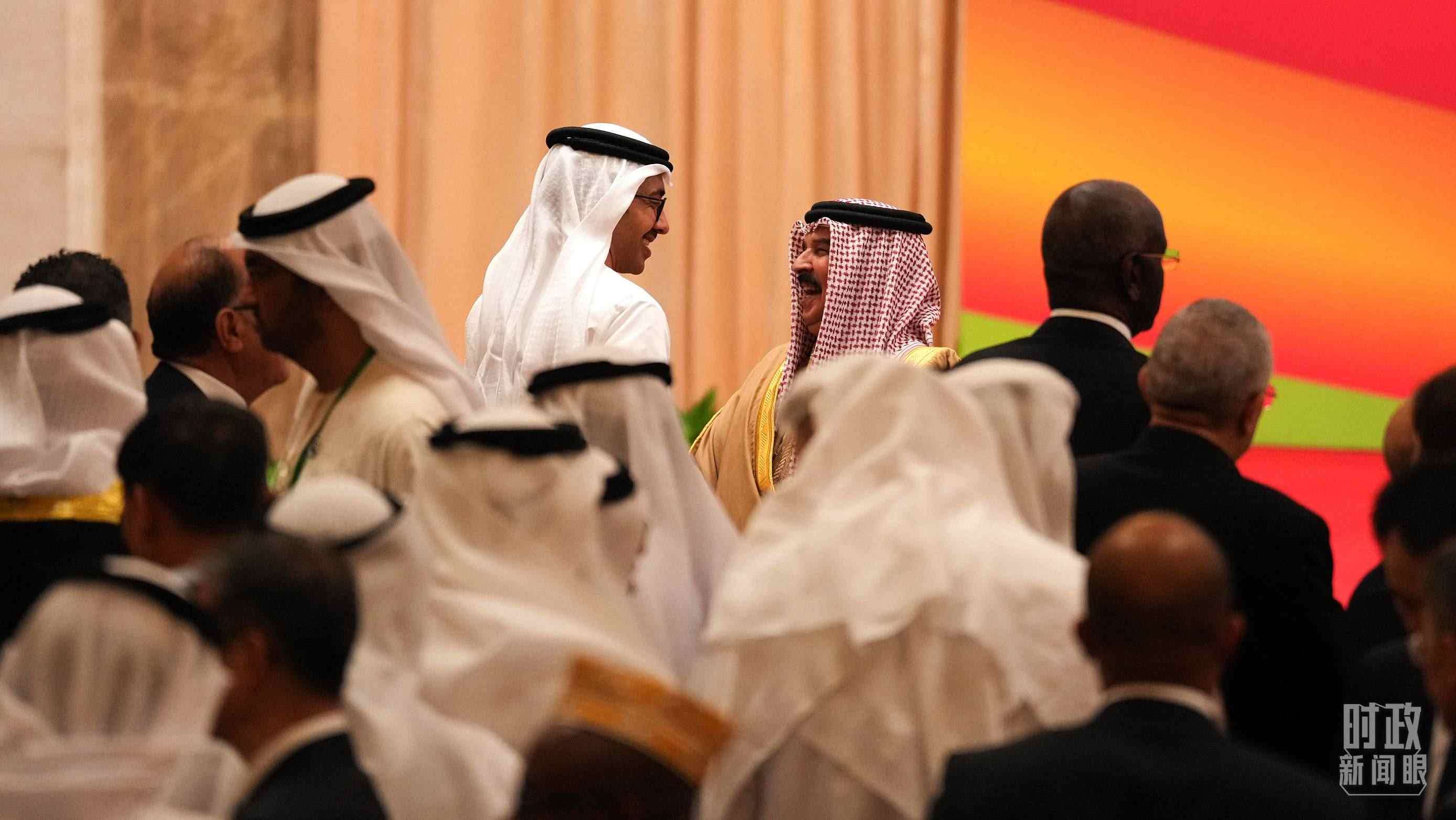 △與會(huì)代表在交談。（總臺(tái)國(guó)廣記者李晉拍攝）