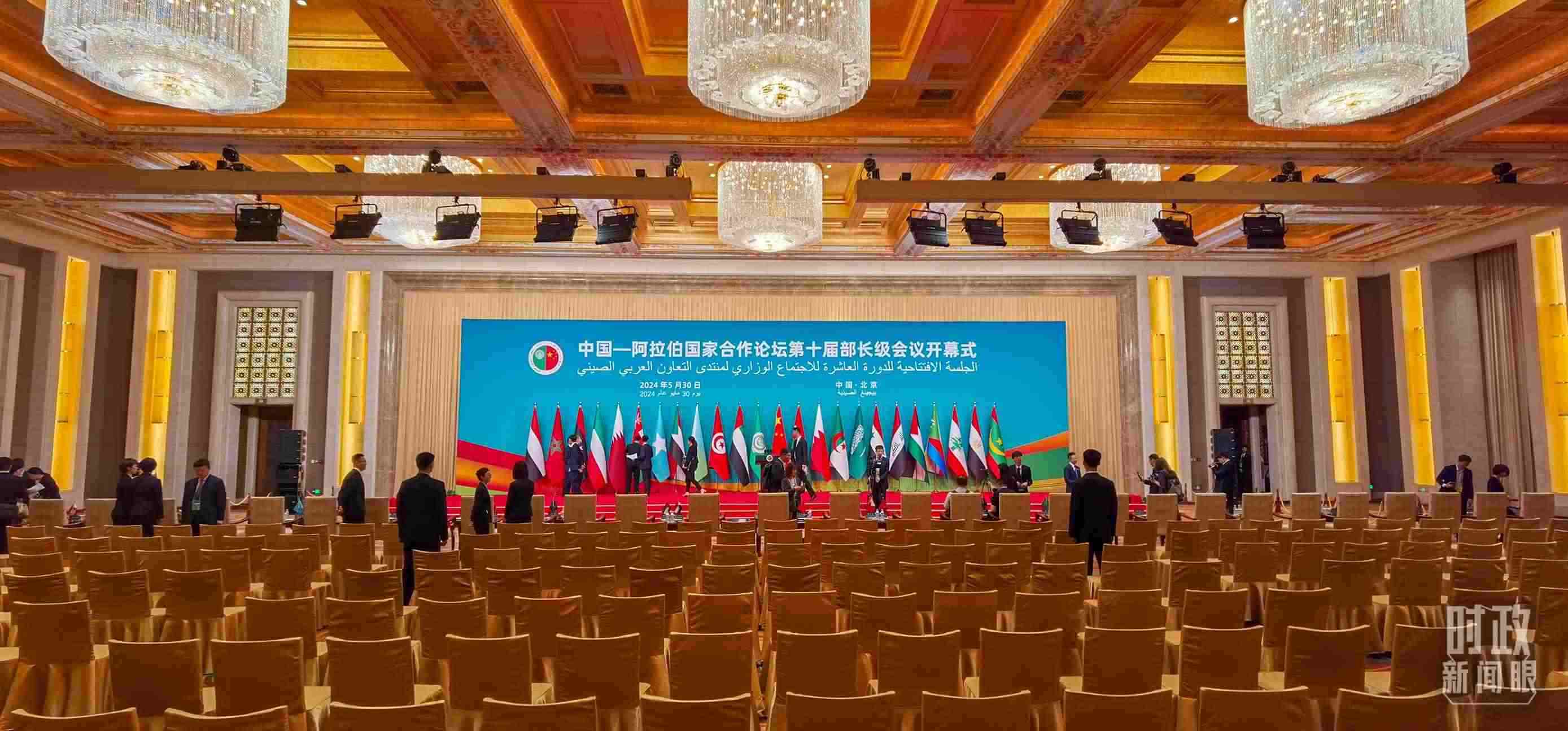 △會(huì)議開始前，現(xiàn)場(chǎng)正在進(jìn)行各項(xiàng)準(zhǔn)備工作。（總臺(tái)央視記者郭鴻拍攝）