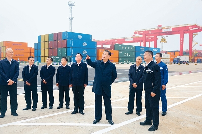 2024年5月22日至24日，中共中央總書記、國家主席、中央軍委主席習(xí)近平在山東考察。這是22日下午，習(xí)近平在日照港察看全自動化集裝箱碼頭作業(yè)場景。 新華社記者 鞠鵬/攝