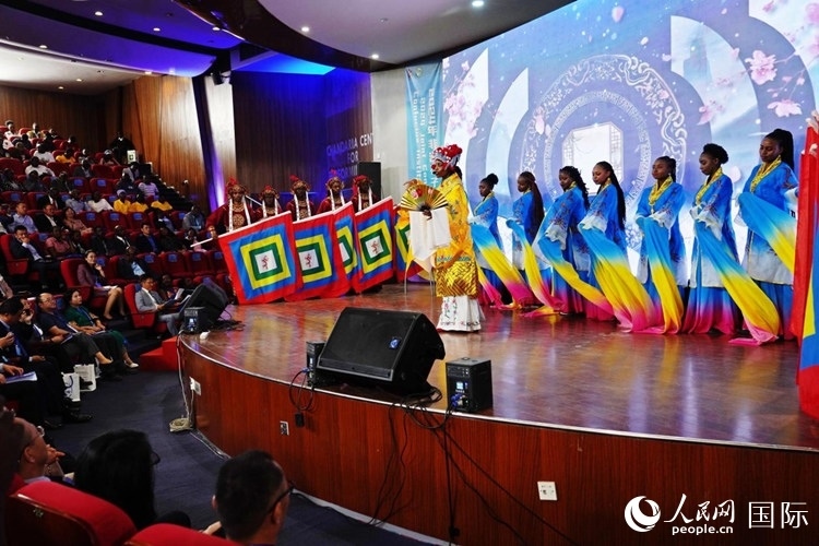 開幕式前，內羅畢大學孔子學院學生進行文藝表演。人民網記者 黃煒鑫攝