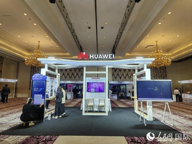 峰會(huì)現(xiàn)場(chǎng)，由泰國(guó)政府、中泰高校和客戶伙伴搭建的人才雙選會(huì)和伙伴展臺(tái)開放。人民網(wǎng)記者 楊一攝